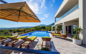 Nice Home In Kastel Stari With Jacuzzi